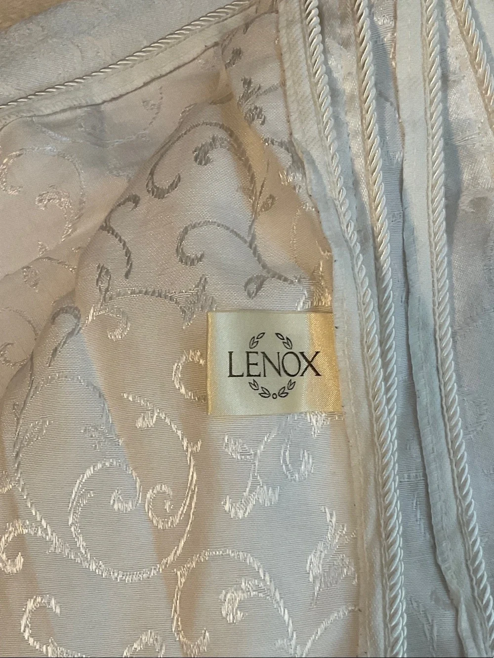 Elegant White Damask Tablecloth - Classic Jacquard Linen